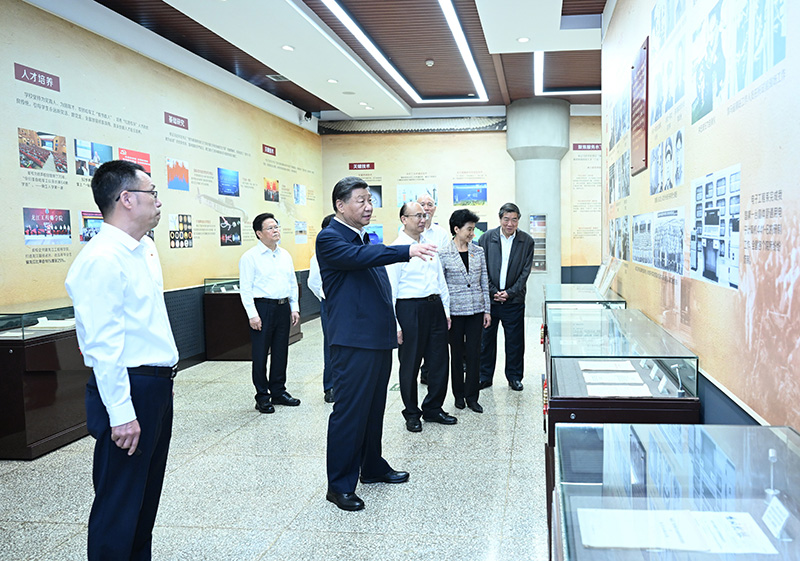 9月6日至8日，中共中央總書記、國家主席、中央軍委主席習近平在黑龍江考察。這是7日上午，習近平在哈爾濱工程大學哈軍工紀念館考察。