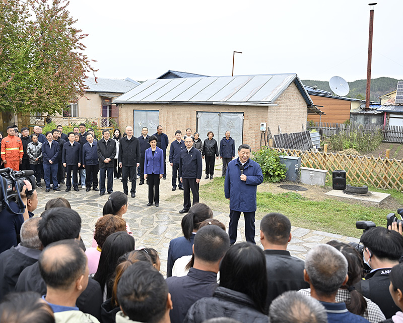 9月6日至8日，中共中央總書記、國家主席、中央軍委主席習近平在黑龍江考察。這是6日下午，習近平在大興安嶺地區(qū)漠河市北極村考察時，同當?shù)厝罕娪H切交流。