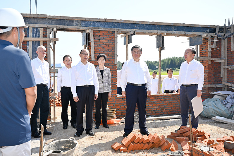 9月6日至8日，中共中央總書記、國家主席、中央軍委主席習近平在黑龍江考察。這是7日上午，習近平在遭受洪澇災害的哈爾濱尚志市老街基鄉(xiāng)龍王廟村，察看水毀房屋重建情況。