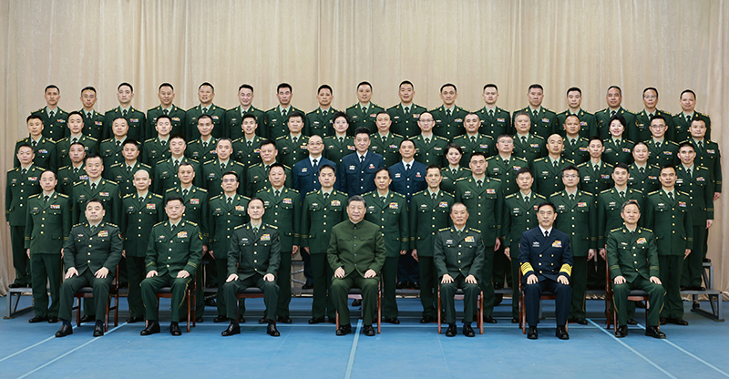 11月29日，中共中央總書記、國家主席、中央軍委主席習近平到武警海警總隊東海海區(qū)指揮部視察。這是習近平親切接見東海海區(qū)指揮部有關同志，同大家合影留念。